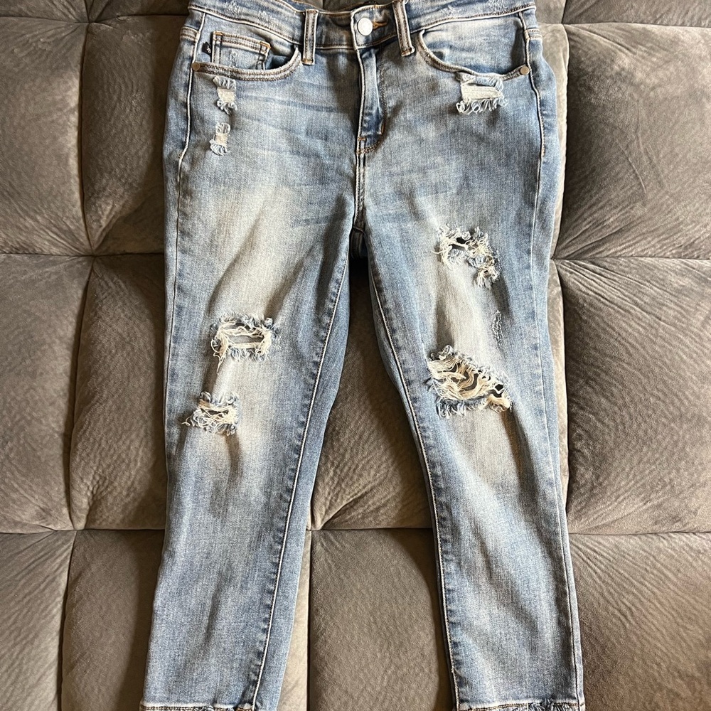 Judy Blue Distressed Ankle Jeans in Light Blue
